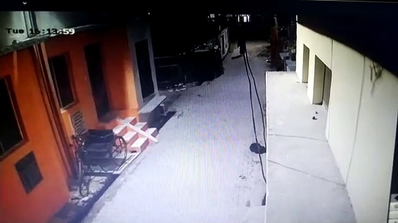शाहजहाँपुर: सीसीटीवी कैमरे में कैद हुई महिला चोर, महिला ने चुराया कूड़ादान