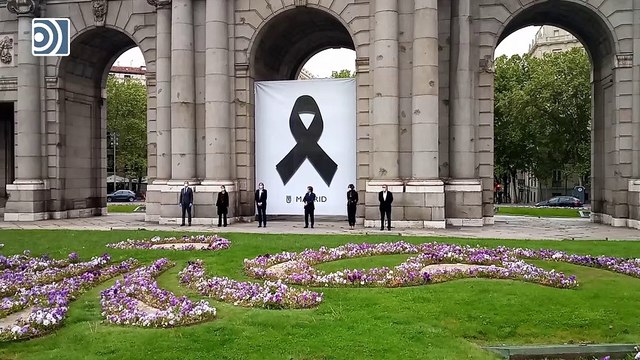 Minuto de silencio en la Puerta de Alcalá de Madrid por los fallecidos