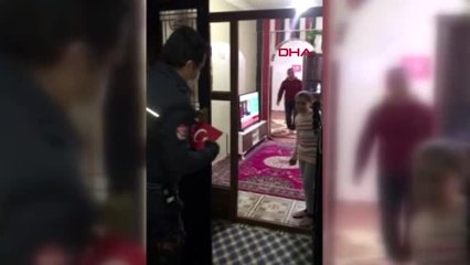 Marya, polislerden evini süslemek için bayrak istedi