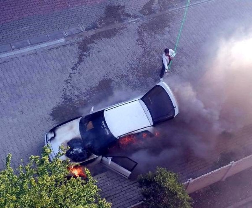 Sürücüsünün çalıştırmasıyla alev alan otomobil, alev alev yandı