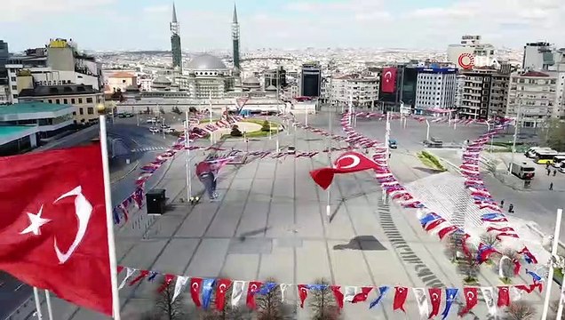 Boş kalan Taksim Meydanı ve İstiklal Caddesi böyle görüntülendi