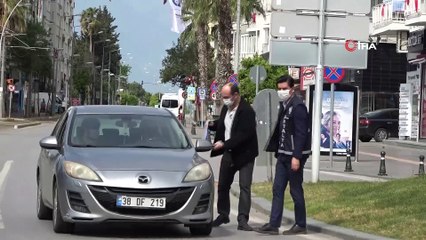 Sessizliğe bürünen kentte karı-koca özel izinle sokak hayvanlarını besledi