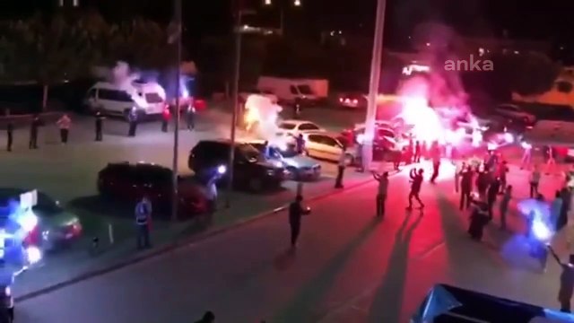 Adana Demirspor taraftarından sağlık çalışanlarına meşaleli, tezahüratlı destek
