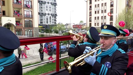 Bursa'da kısıtlamaya rağmen çocuklara 23 Nisan sürprizi