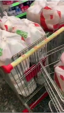 Cantor Leozinho arrecada uma tonelada de alimentos e do para famílias carentes de Vitória