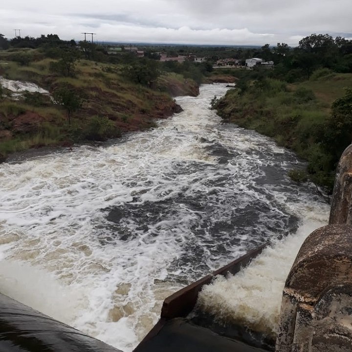 Açude de São Gonçalo volta a sangrar após fortes chuvas