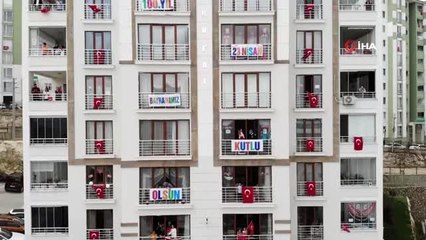 Elazığ'da apartmanlarda coşkulu 23 Nisan kutlaması