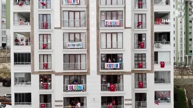 Elazığ'da apartmanlarda coşkulu 23 Nisan kutlaması