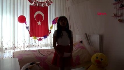 Siirt'te çocuklar 23 Nisan'ı balkonda kutladı