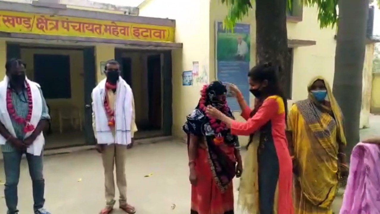 महिला सफाई कर्मियों को खंड प्रेरिका द्वारा किया गया सम्मानित