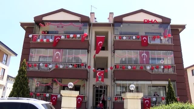 Bayraklarla süsledikleri sokaklarında 23 Nisan coşkusunu yaşadılar
