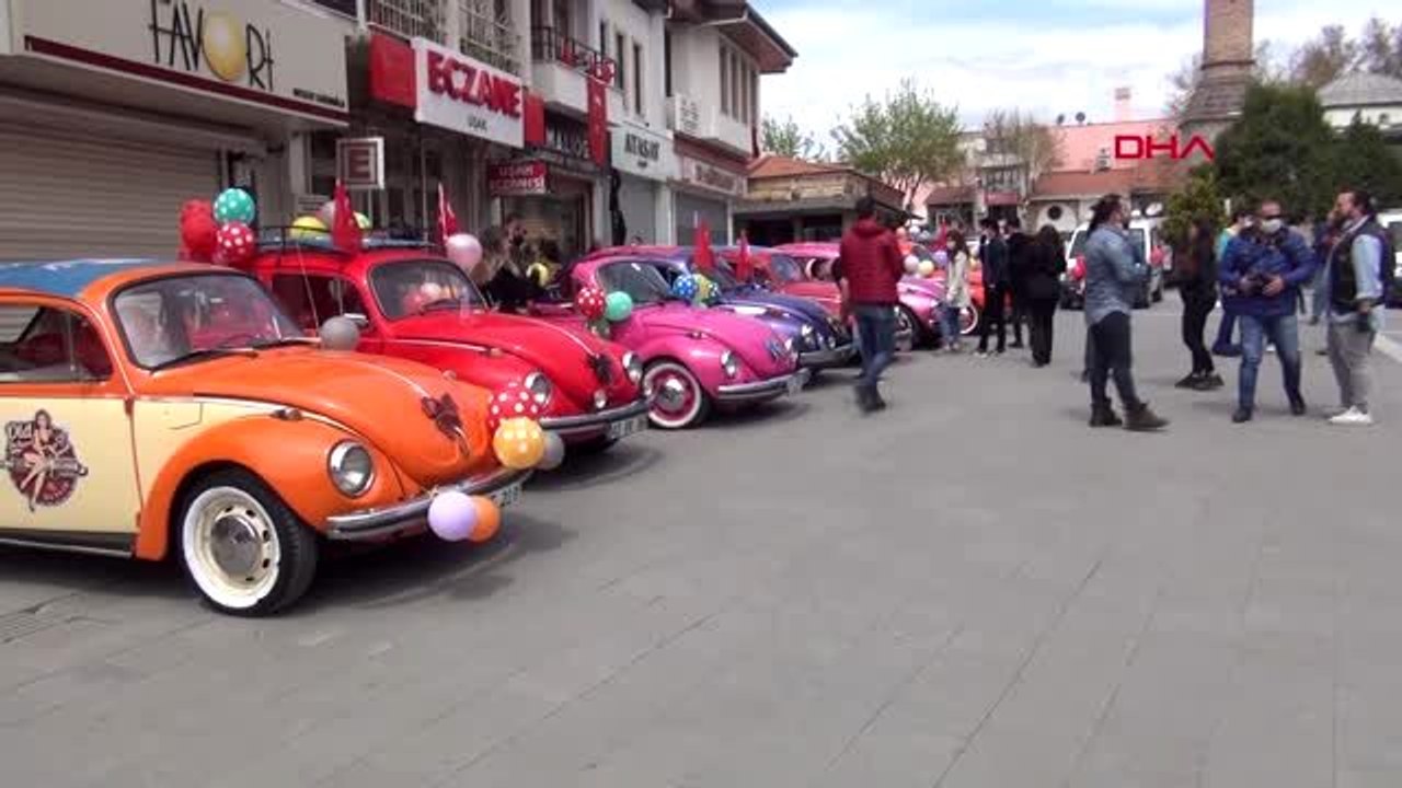 UŞAK Klasik otomobil tutkunlarından evde kalan çocuklara balon ve Türk bayrağı hediyesi