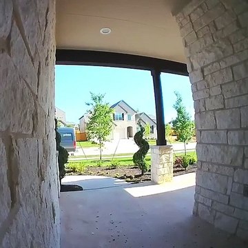 Ce livreur Amazon a oublié le frein à main de son camion !