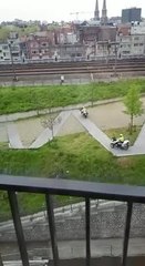 Deux policiers anversois tuent l'ennui en zigzaguant sur leur moto