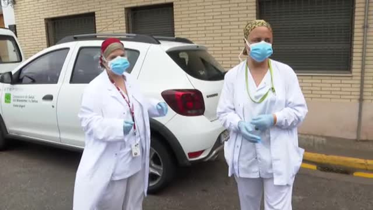 Personal sanitario visita a domicilio a enfermos con COVID-19