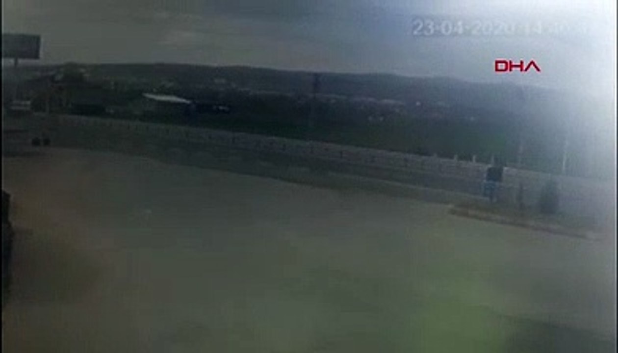 Toprak yüklü kamyonun devrildiği kaza, kamerada