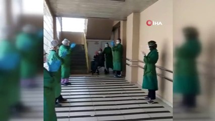 Korona virüsü yenen yaşlı adam alkışlarla taburcu edildi