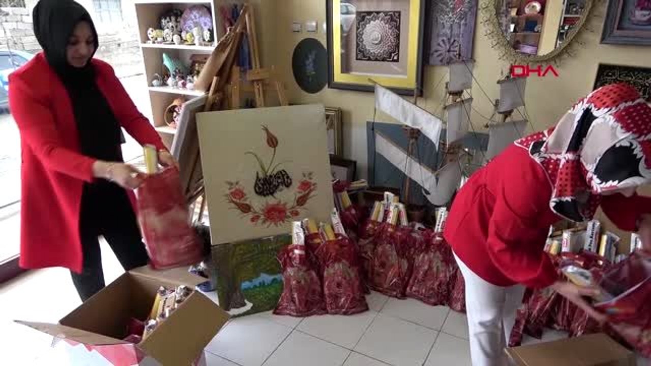 Kapı kapı dolaşıp, çocuklara hobi malzemesi dağıttılar