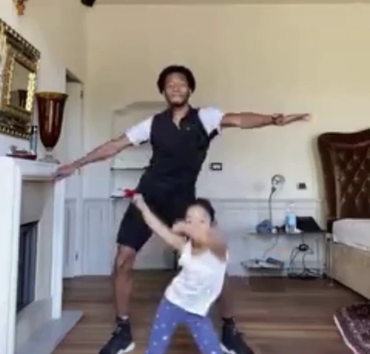 Cuadrado Bailando Con Su Hija