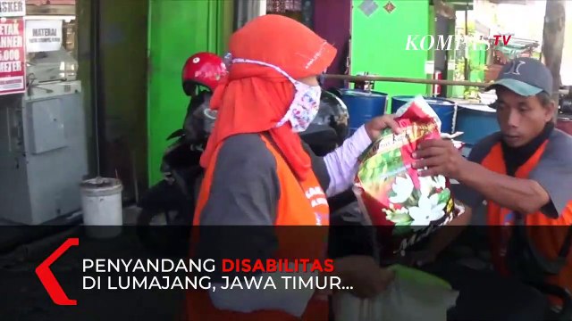 Penyandang Disabilitas di Lumajang Ikut Bagi-bagi Beras