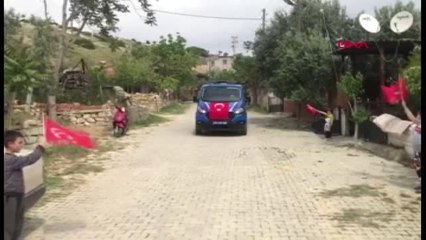 DENİZLİ Çocuklardan jandarmaya bayraklı karşılama