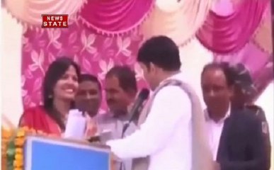 बीजेपी सांसद मनोज तिवारी एक महिला के गाने की फरमाइश पर भड़के