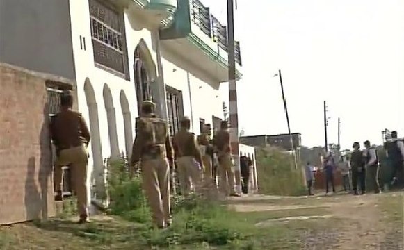 लखनऊ के ठाकुरगंज में संदिग्ध आतंकियों और एटीएस के बीच मुठभेड़ जारी