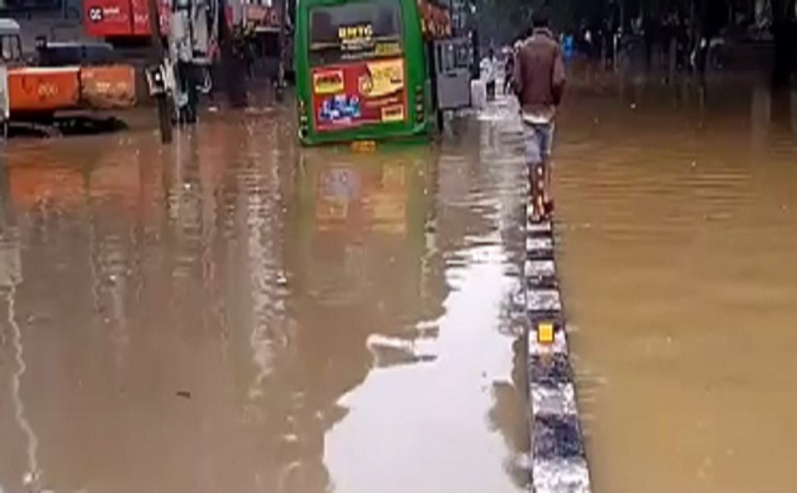 बेंगलुरु में भारी बारिश के बाद सड़कों पर जलभराव