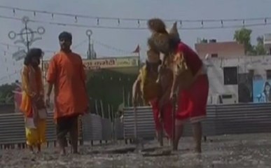 मेरठ: मैदान की सफाई में जुटे रामलीला कलाकार