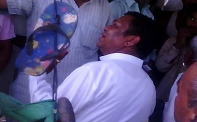 चुनाव के बाद MLA भूले वादा, जूतों की माला के नीचे बिठाया