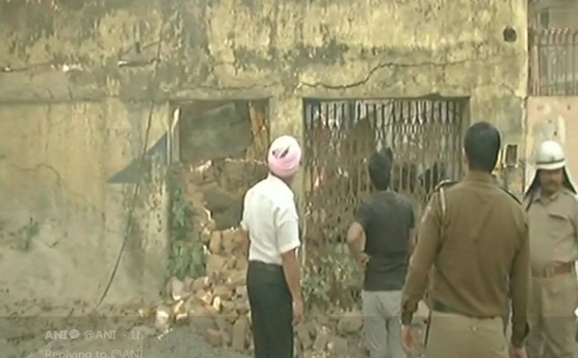 दिल्ली: तैमूर नगर में गिरी इमारत, मलबे में दबे लोग