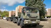 Un camión del Ejército con la máquina para hacer mascarillas llegando al Centro Militar de Farmacia de Burgos