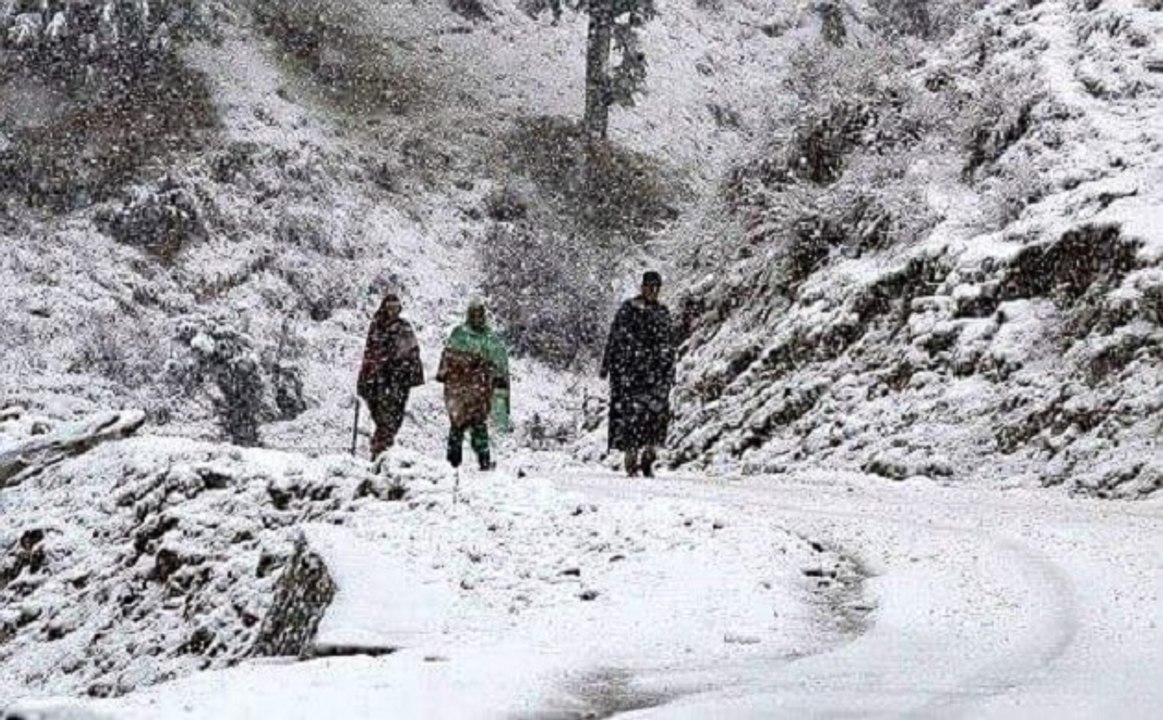 बर्फ की सफ़ेद चादर से ढका जम्मू-कश्मीर