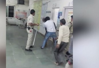 रस्सियों से बंधे मुल्जिम पर डॉक्टर ने बरसाए लात-घूंसे