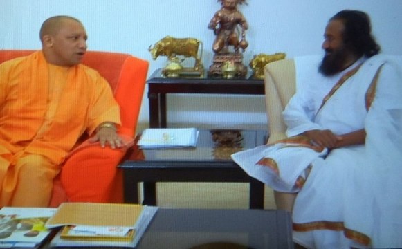 UP: श्री श्री रविशंकर ने की सीएम योगी से मुलाकात