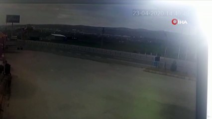 Elazığ’da kum yüklü kamyon böyle devrildi