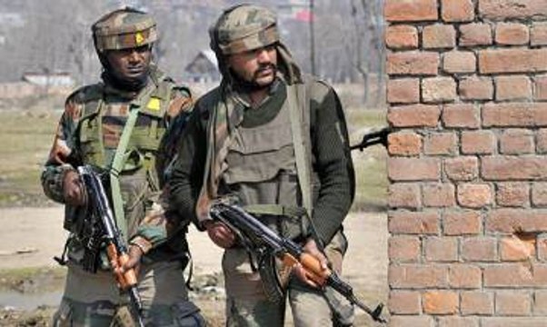 जम्मू-कश्मीर: सोपोर में 2 आतंकी ढ़ेर, मुठभेड़ जारी