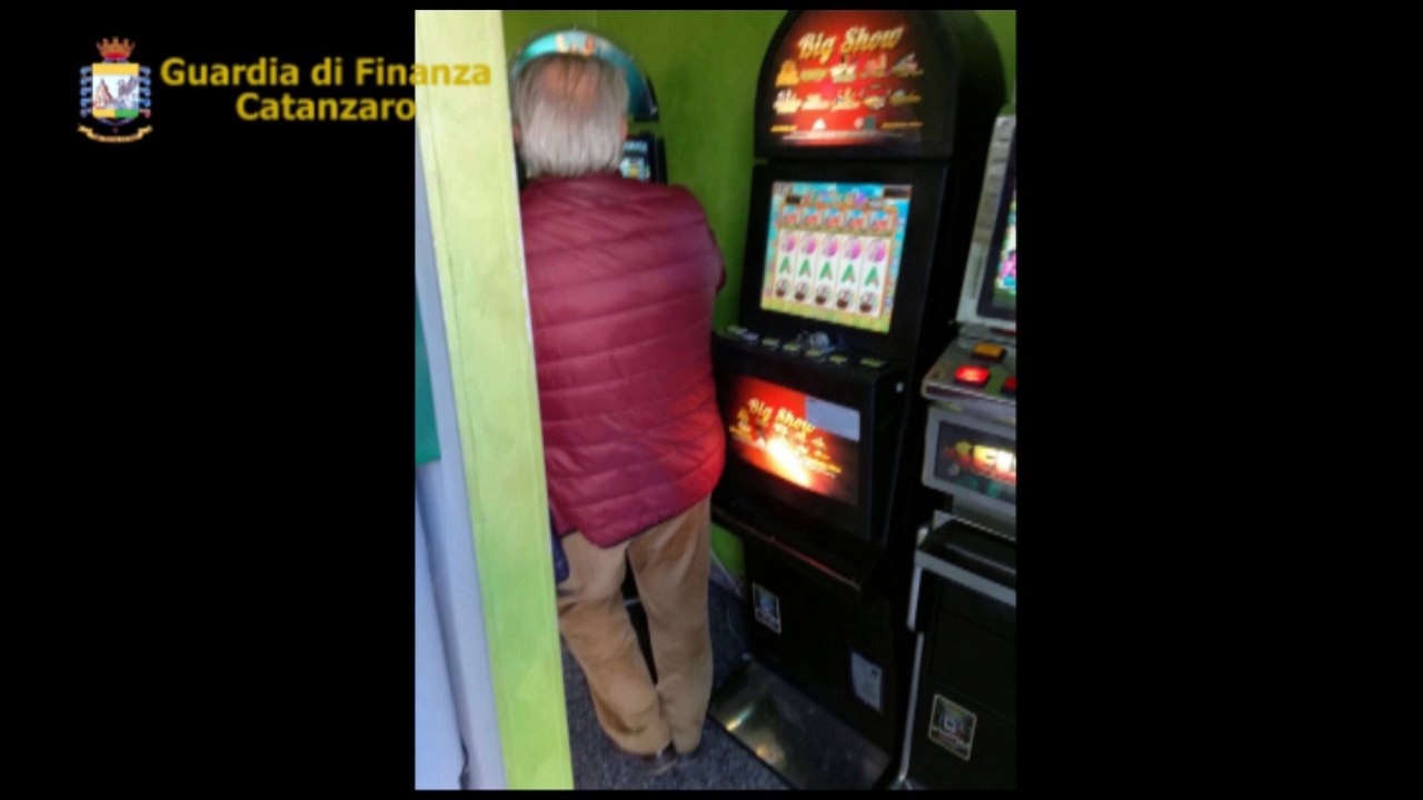 Catanzaro - Assenteismo in Asl e ospedale: 15 sospesi, confiscati stipendi (23.04.20)