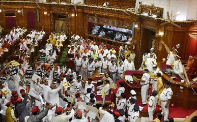 यूपी विधानसभा सत्र : हंगामे के बीच राज्यपाल ने पढ़ा अभिभाषण