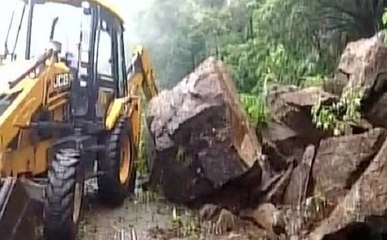 माउंट आबू में लैंड स्लाइड से 2 हजार टूरिस्ट फंसे