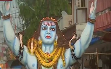 सड़क पर बाबा भोले नाथ के भक्तों ने लगाए जयकारे