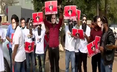 बीजेपी कार्यकर्ता ने कांग्रेस के खिलाफ किया विरोध प्रदर्शन