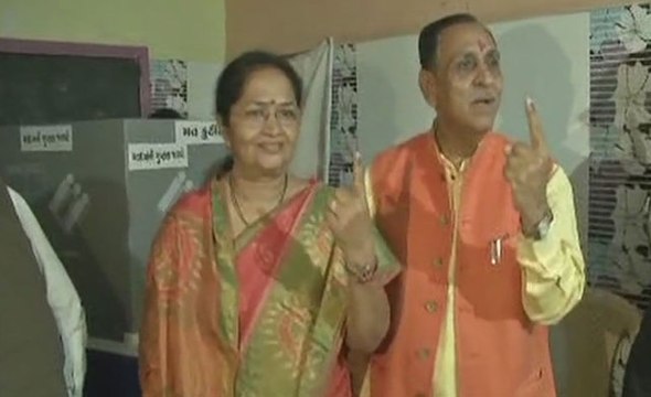 गुजरात चुनाव : सीएम विजय रुपाणी ने राजकोट में डाला वोट