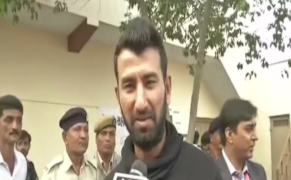 गुजरात चुनाव: चेतेश्वर पुजारा ने डाला वोट