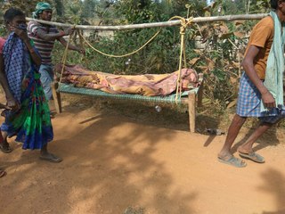 छत्तीसगढ़: चारपाई में शव बांधकर  8 किलोमीटर पैदल चलकर घर पहुंचे परिजन