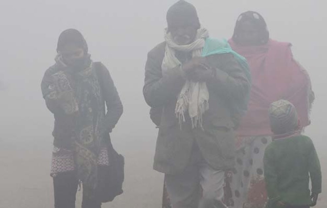 यूपी में सर्दी का सितम, हिमाचल प्रदेश में बर्फबारी का लोगों ने लिया आनंद