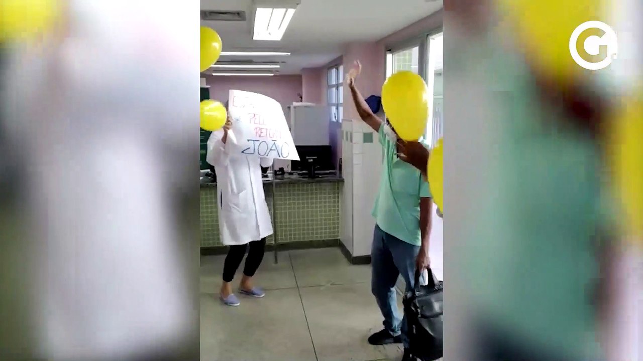 Auxiliar de enfermagem é recebido com festa na volta ao trabalho
