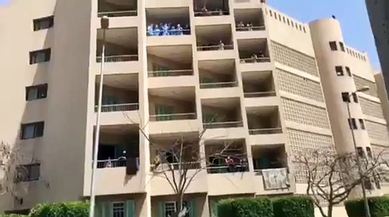 احتفالات بمناسبه خروج مصابين بكورونا من عزل المدينه الجامعية في طنطا