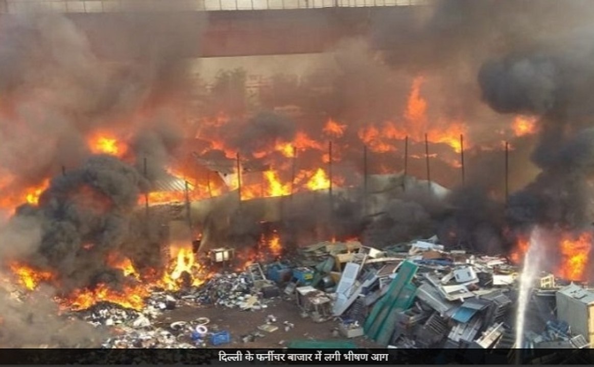 Delhi: कालिंदी कुंज की फर्नीचर मार्केट में लगी...