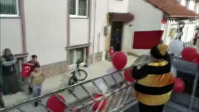 Kızlarının 23 Nisan Çocuk Bayramını kutlayamamalarını üzülen anne öyle bir şey yaptı ki